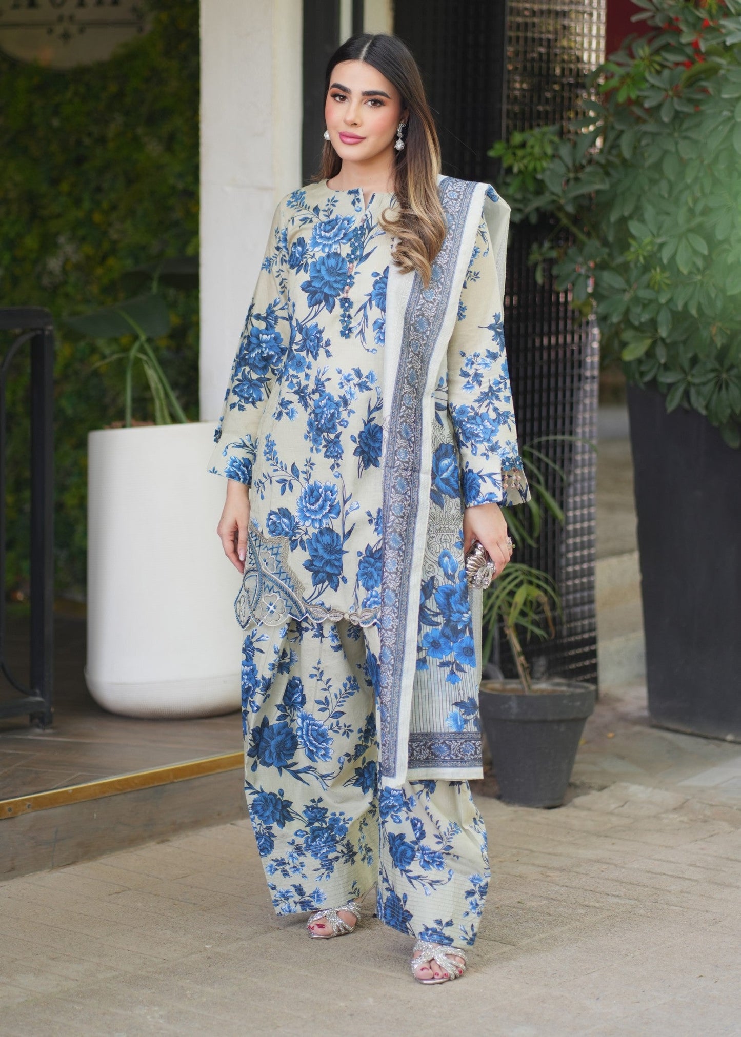Phool Embroidered Textured Lawn 3-Piece Suit – Ivory