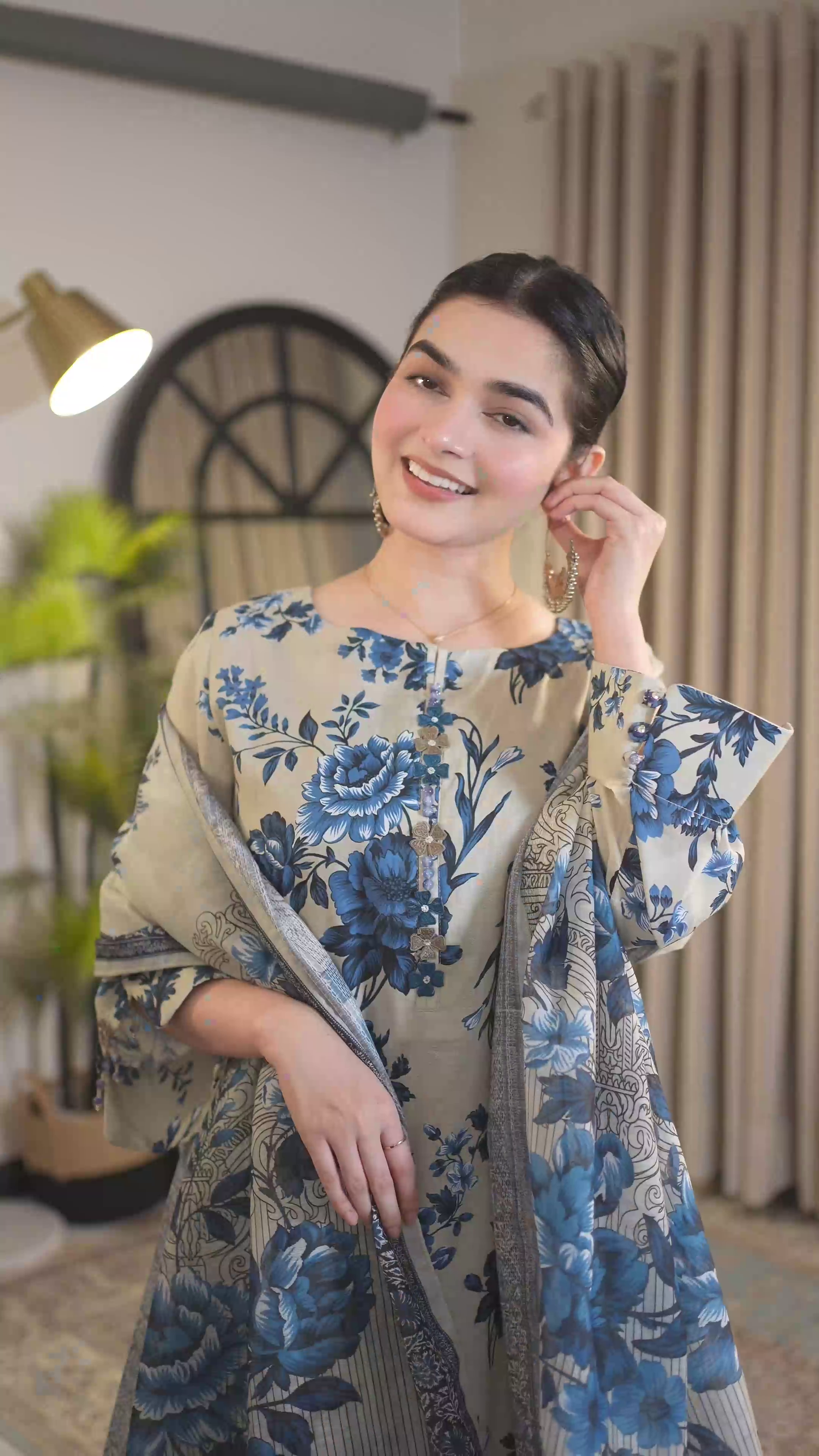 Phool Embroidered Textured Lawn 3-Piece Suit – Ivory