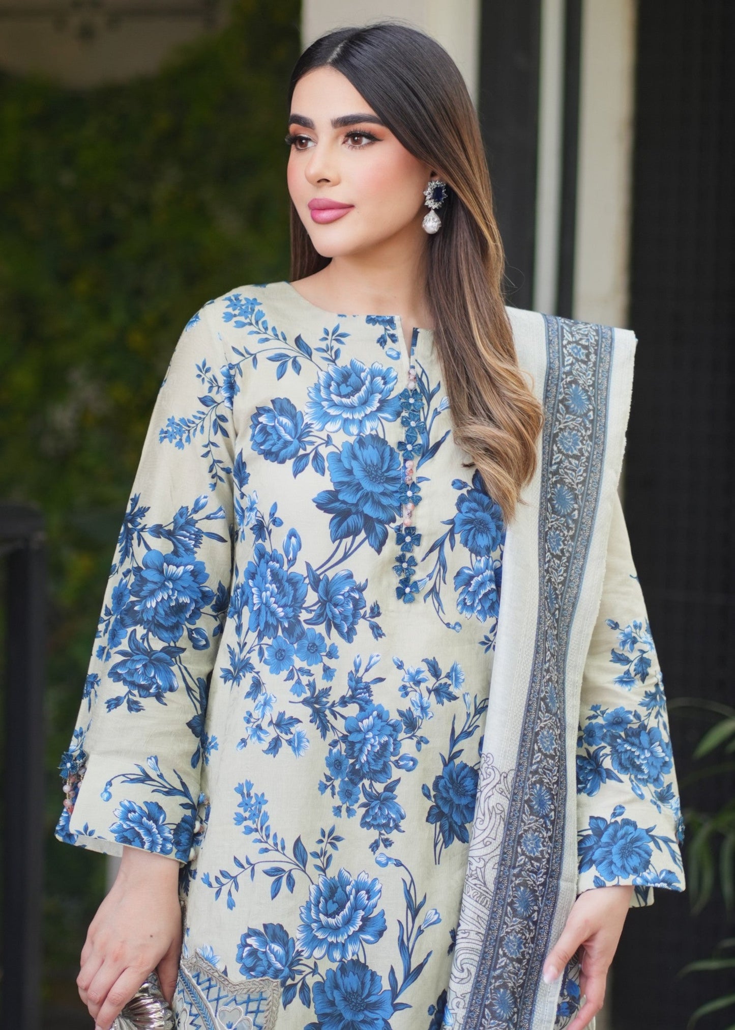 Phool Embroidered Textured Lawn 3-Piece Suit – Ivory