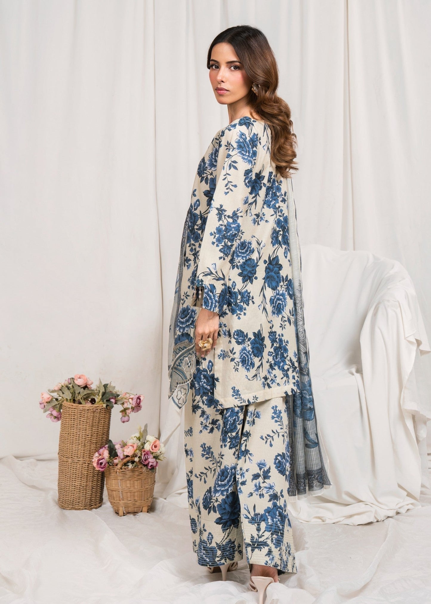 Phool Embroidered Textured Lawn 3-Piece Suit – Ivory