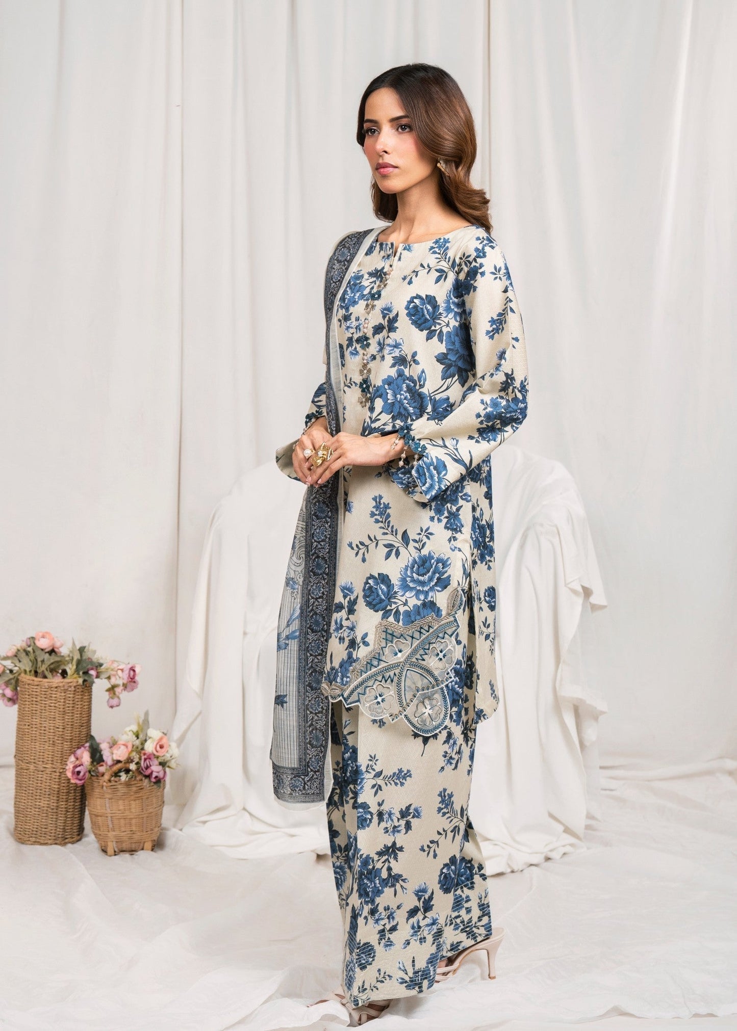 Phool Embroidered Textured Lawn 3-Piece Suit – Ivory