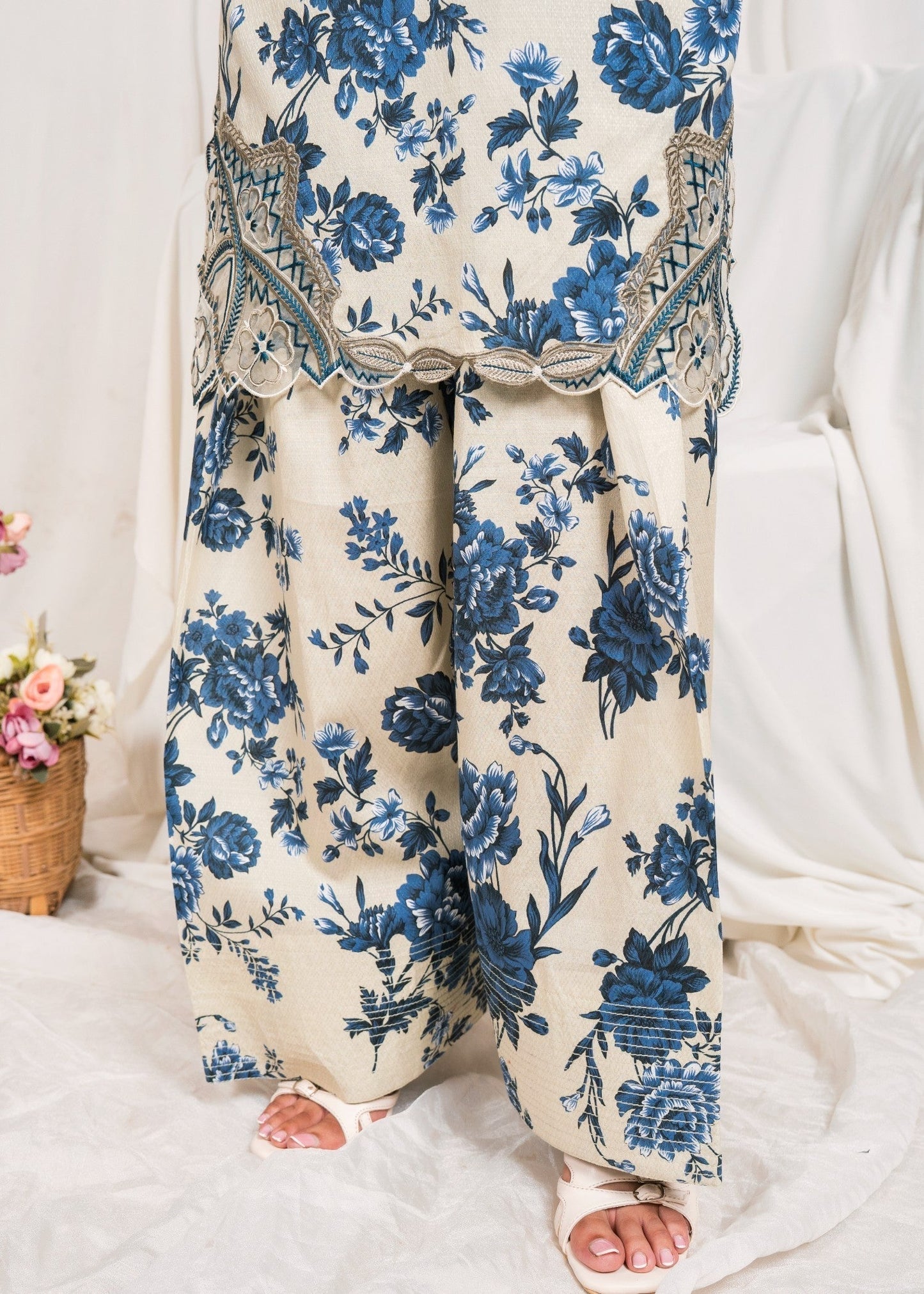 Phool Embroidered Textured Lawn 3-Piece Suit – Ivory