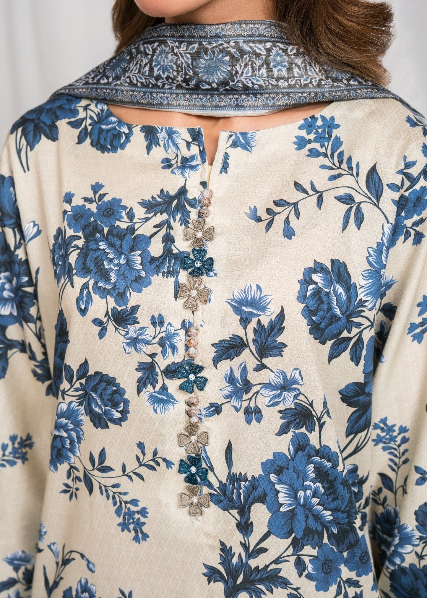 Phool Embroidered Textured Lawn 3-Piece Suit – Ivory